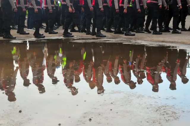 Anggota polisi flexing