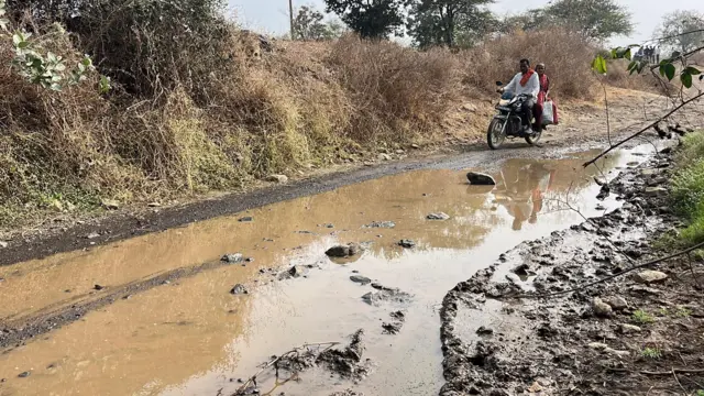 आडगावहून चितनरवाडीकडे जाणाऱ्या रस्त्यावर लागणारा ओढा.
