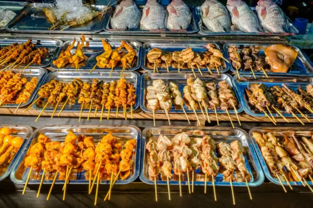 ရန်ကုန်မြို့လယ်မှာ အသားဗန်းတွေခင်းပြီး အကင်ရောင်းချတဲ့မြင်ကွင်း