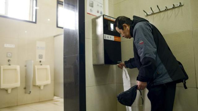 Las insólitas máquinas de reconocimiento facial que China instaló en sus baños públicos para evitar que roben papel higiénico