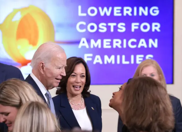 Presidente Biden y su vicepresidenta Kamala Harris juntos en un evento. 