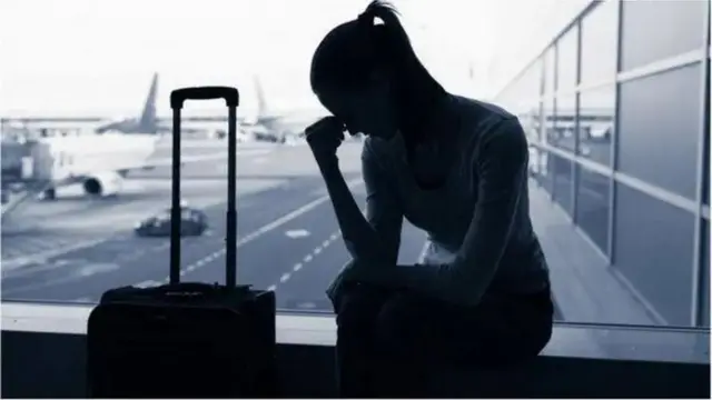 Аэропортдаги аёл, иллюстратив