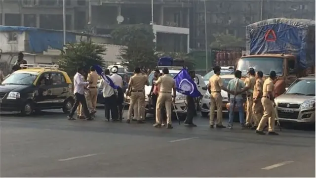 चेंबूर में रास्ता रोकने की कोशिश करते लोग