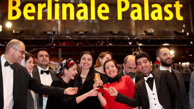احتفى كادر الفيلم بفوزه بجائزة البرلينالة الكبرى
