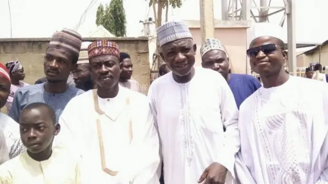 Sulaiman ati awọn to wa sibi ayẹyẹ igbeyawo naa. Sulaiman ni ẹni keji ni apa ọtun ninu aworan yii