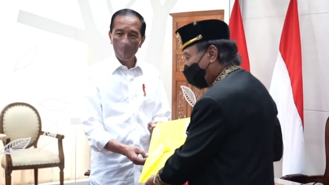 Presiden Jokowi berpose dengan seorang tokoh masyarakat Kalimantan Timur.