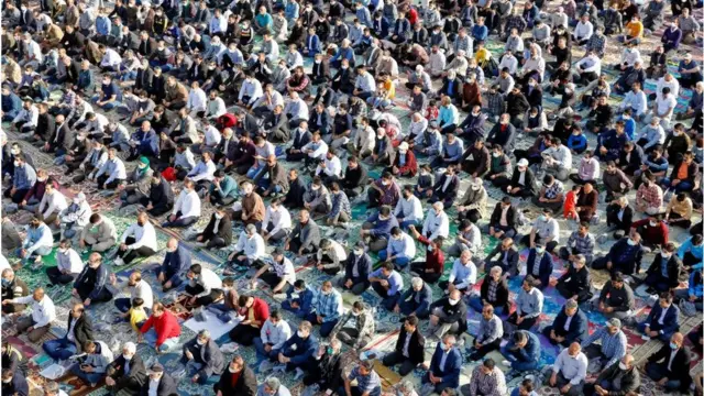 ইরানের শাহর-ই-রে শহরে ঈদের জামাতে অংশ নেয়া মুসল্লিরা