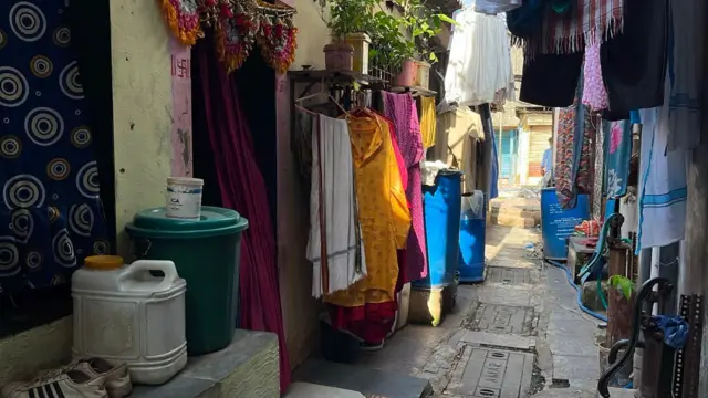 पाणीटंचाईच्या पार्श्वभूमीवर मुंबई महानगरपालिकेने पिण्याच्या पाण्याचा साठा अधिक काळ टिकवण्यासाठी अतिरिक्त निर्बंध लागू केले आहेत. 