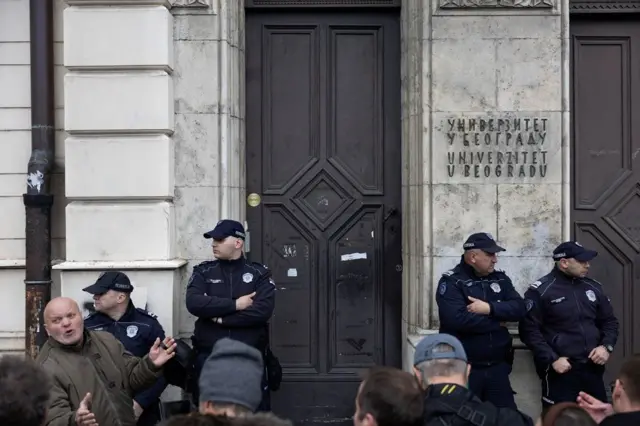 policija ispred rektorata beogradskog univerziteta