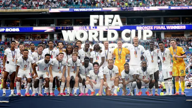 منتخب إنجلترا يتقلد الميداليات البرونزية بعد نهاية المباراة