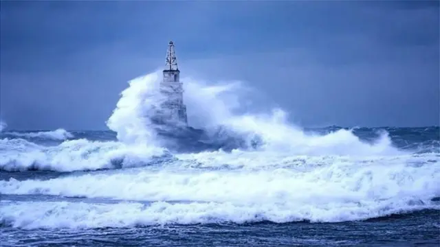 બીબીસી ગુજરાતી હવામાન વરસાદ ચોમાસું ચક્રવાતી વાવાઝોડું મોંથા ડિપ્રેશન આંધ્ર પ્રદેશ તમિલનાડુ પવન દરિયો