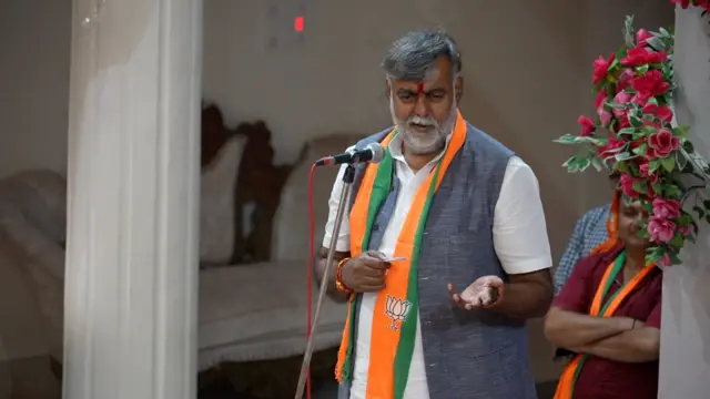 चुनावी सभा को संबोधि करते प्रह्लाद पटेल