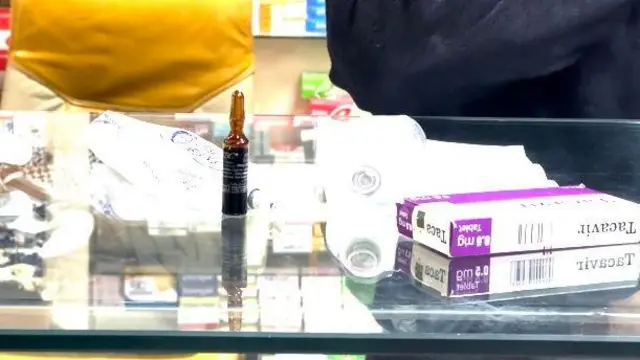 مقداری داوا که روی شیشه یک میز گذاشته شده است