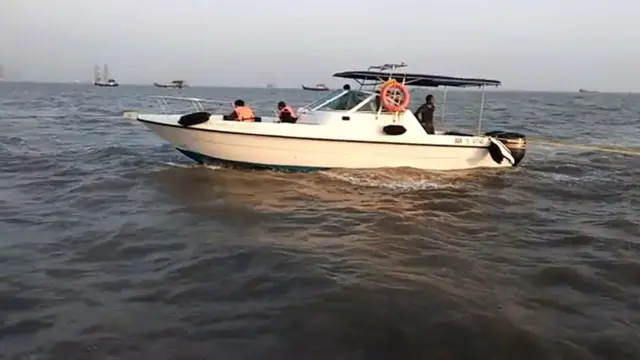 बचावकार्यासाठी आलेली बोट