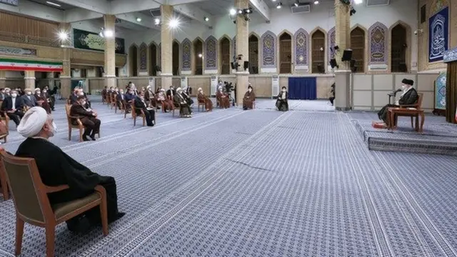ابراهیم رئیسی و غلامحسین محسنی اژه ای (نفر اول از سمت چپ) در جایگاهی برابر رو به روی یکدیگر قرار داشتند