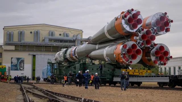 8 Eylül 2024'te Soyuz roketinin trenle Baykonur Uzay Üssü'ndeki fırlatma rampasına götürülmesi. 