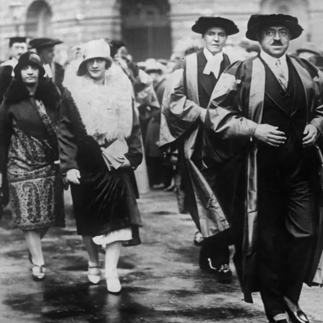 د بريتانيا اکسفورډ پوهنتون امان الله خان ته افتخاري ډوکتورا ورکړه