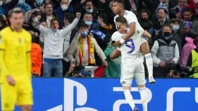 لاعبو الريال يحتفلون بالفوز على تشيلسي