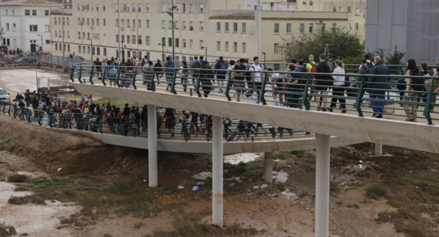 Binlerce gönüllü selden etkilenenlerin yardımına koştu