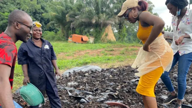 Les cabosses de cacao sont séchées, carbonisées dans un four alimenté par des déchets bio, broyées, puis renverser dans des moules.