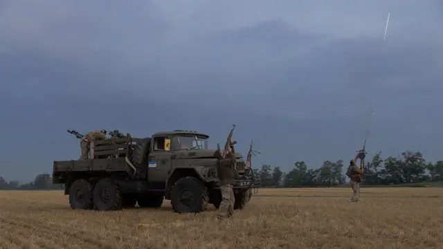 Українські військові стріляють по російських дронах в полі