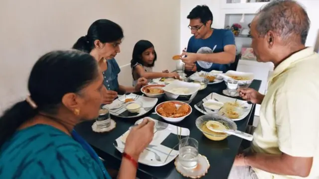 நீண்ட நேரம் உட்கார்ந்து வேலை செய்வது உடலில் எந்த மாதிரியான தாக்கத்தை ஏற்படுத்தும்?