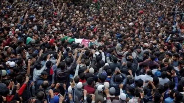 কাশ্মীরে নিহত একজনের জানাজায় বিপুল সংখ্যক লোকের ভিড়
