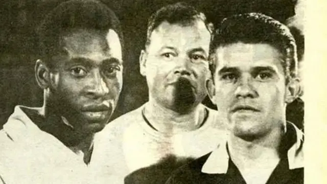 Pelé pose sur une photo aux côtés de l'arbitre Guillermo Velazquez avant le match amical du Santos FC contre l'équipe olympique colombienne en 1968