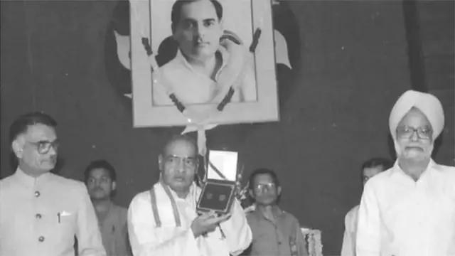 ચંદ્રાએ કહ્યું હતું, "સર, તમારે ઇતિહાસમાં સોનું ગીરવે મૂકનાર વડા પ્રધાન તરીકે નોંધાવું છે કે નાદાર થનાર વડા પ્રધાન તરીકે."