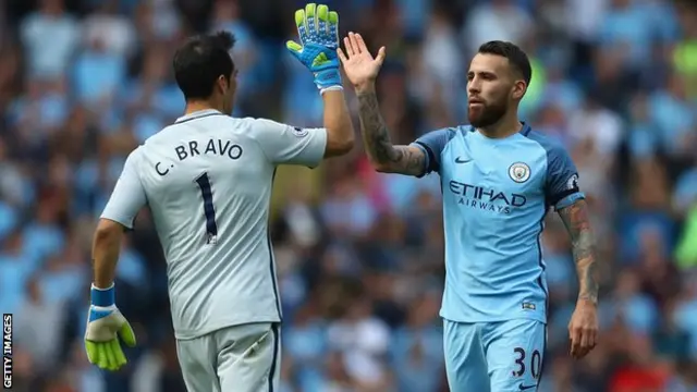 Claudio Bravo và Nicolas Otamendi của Manchester City