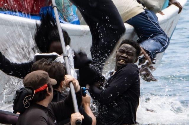 Photo d'un tournage d'une scène de migrants sautant d'un bateau