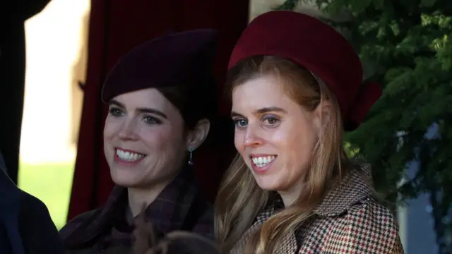 As princesas Beatrice e Eugenie saem após participarem da missa de Natal da Família Real na igreja de Santa Maria Madalena, enquanto os membros da realeza se instalam na propriedade de Sandringham, no leste da Inglaterra, em 25 de dezembro de 2025.
