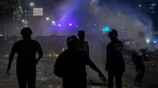 Sejumlah massa melakukan aksi menolak pengesahan Revisi UU Pilkada di depan Gedung DPR, Jakarta, Kamis (22/8/2024). 