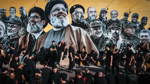 تصویر دیواری بزرگی از تمام رهبران حزبالله که اسرائیل آنها را ترور کرده است؛ در رأس آنها حسن نصرالله، دبیرکل پیشین، و هاشم صفیالدین، جانشین او، دیده میشوند. تجمع مردان سیاهپوشی در زیر دیوارنگاره