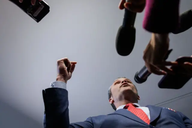 Пит Хегсет беседует с журналистами после встречи с законодателями на Капитолийском холме 5 декабря 2024 года в Вашингтоне, округ Колумбия