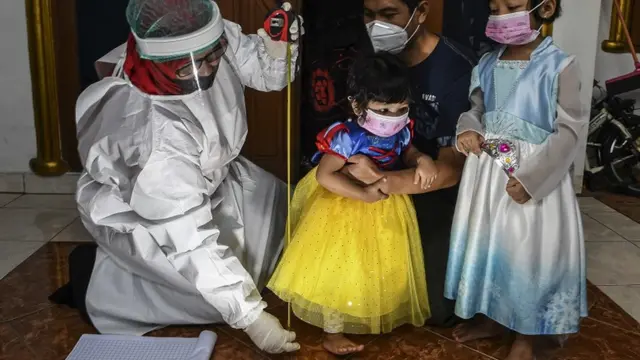 Kader Posyandu mengukur tinggi badan dari bocah saat melakukan pelayanan jemput bola di kawasan Green Garden, Rorotan, Jakarta Utara, Kamis (18/02).