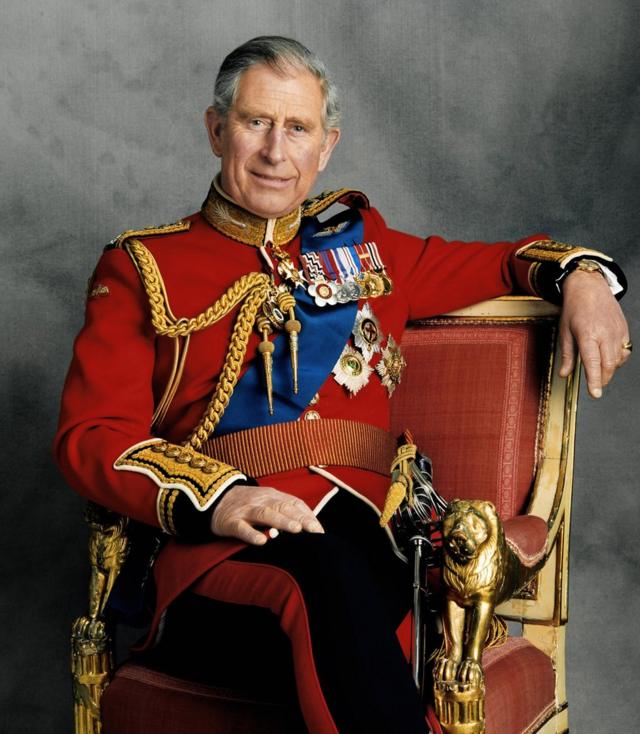 Rei Charles 3º posa para foto oficial em celebração do seu 60º aniversário