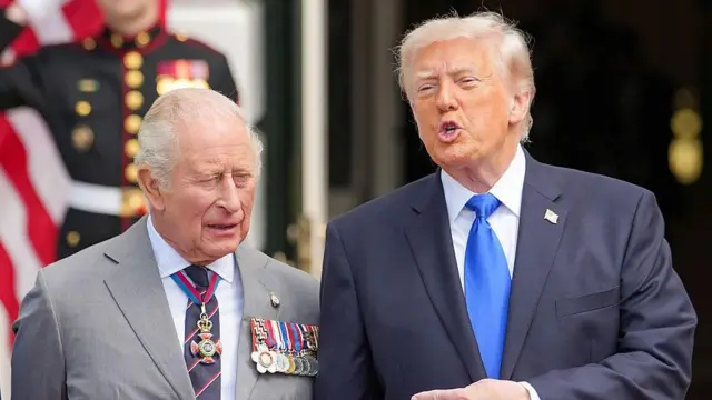 Król Karol III i prezydent USA Donald Trump pozowali podczas ceremonii pożegnalnej w Białym Domu, kończącej czwarty dzień wizyty państwowej brytyjskiej pary królewskiej w Stanach Zjednoczonych. Była to pierwsza wizyta Karola III w USA jako monarchy, obejmująca m.in. spotkanie z prezydentem, przemówienie w Kongresie oraz podróż do Nowego Jorku w ramach obchodów 250. rocznicy niepodległości USA.