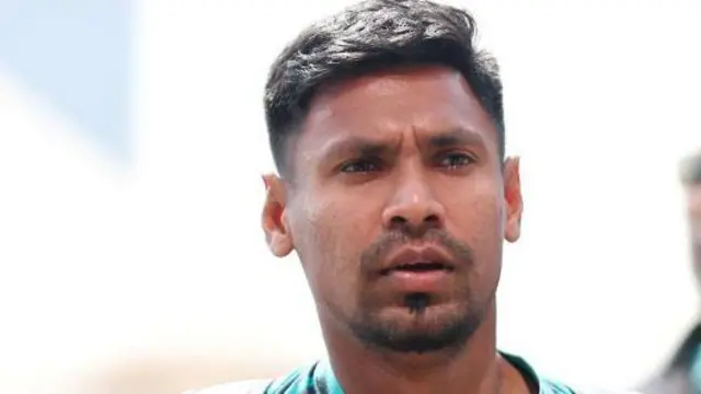 मुस्तफ़िज़ुर रहमान को लाहौर कंलदर्स में शामिल किए जाने का कई पाकिस्तानी स्वागत कर रहे हैं.