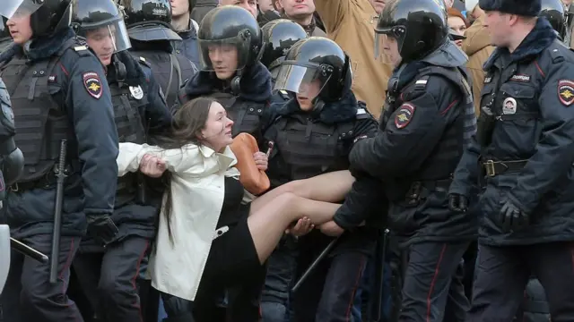 Ольга Лозина в руках полицейских