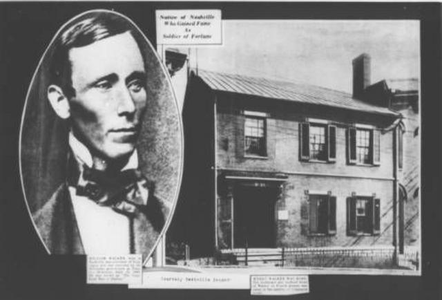 William Walker ao lado de fotografia da casa onde ele nasceu