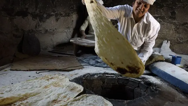 Приготовление лаваша в тандыре в Армении