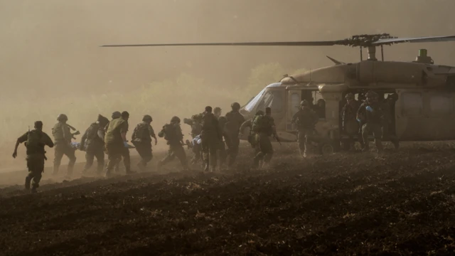 Fuerzas de Israel evacuan a personas heridas en el norte del país por el lanzamiento de cohetes antitanques desde Líbano.