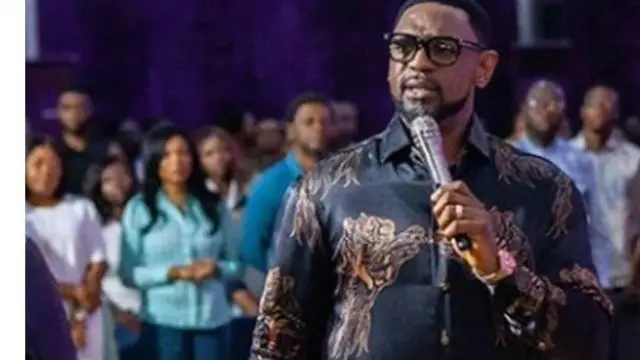 Aworan Pasitọ Biodun Fatoyinbo nigba to n waasu pẹlu ẹrọ gbohun-gbohun, awọn eeyan wa leyin rẹ ninu aworan naa