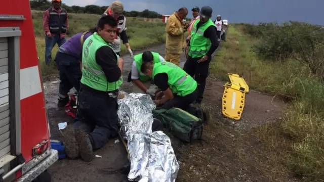 Un herido es asistido en el lugar del accidente