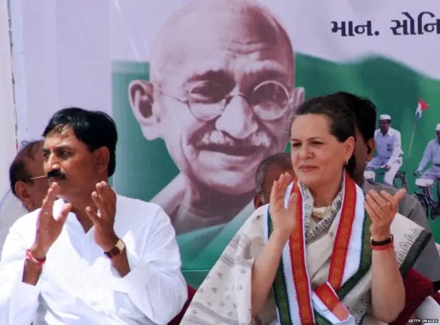 સનિયા ગાંધી અને ભરતસિંહ સોલંકીની તસવીર