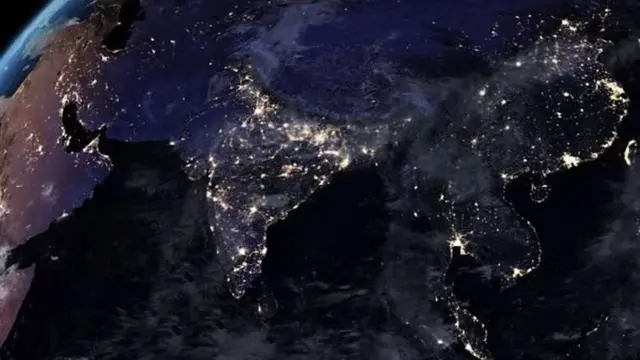 રાત્રે અંતરિક્ષમાંથી ભારત કેવું દેખાય છે? આ તસવીર 2012 અને 2016 વચ્ચે લેવાઈ હતી.