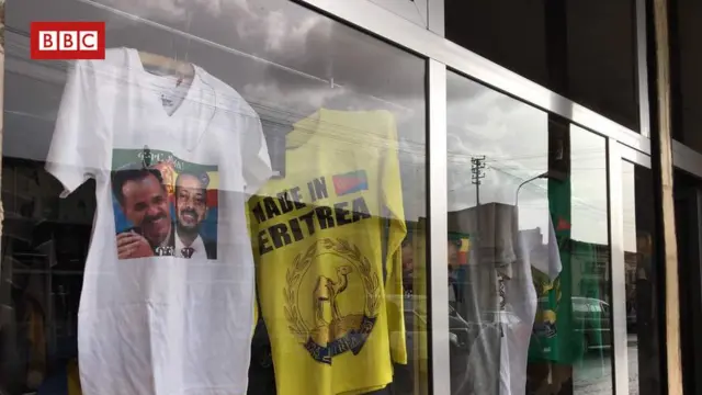 በአሥመራ የሚገኙ ሱቆች የጠቅላይ ሚኒስትር ዐብይ አህመድና የፕሬዚዳንት ኢሳያስ አፈወርቂን ፎቶዎች ቲሸርቶችን ይዘዋል።