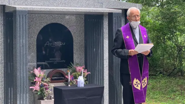 Líder religioso celebrando cerimônia para receber as cinzas de brasileiros