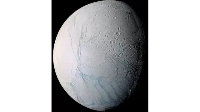 Image d'Encelade, lune de Saturne, composée de photos haute résolution prises par la sonde Cassini de la NASA en 2005.